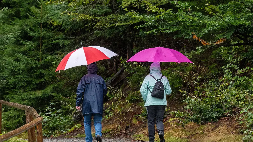 Die-Menschen-in-Bayern-muessen-sich-auf-Regenschirm-Wetter-einstellen