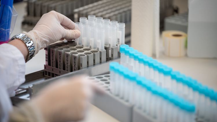 Mittlerweile wird Omikron bei fast jedem fünften Varianten-Test in Deutschland nachgewiesen.