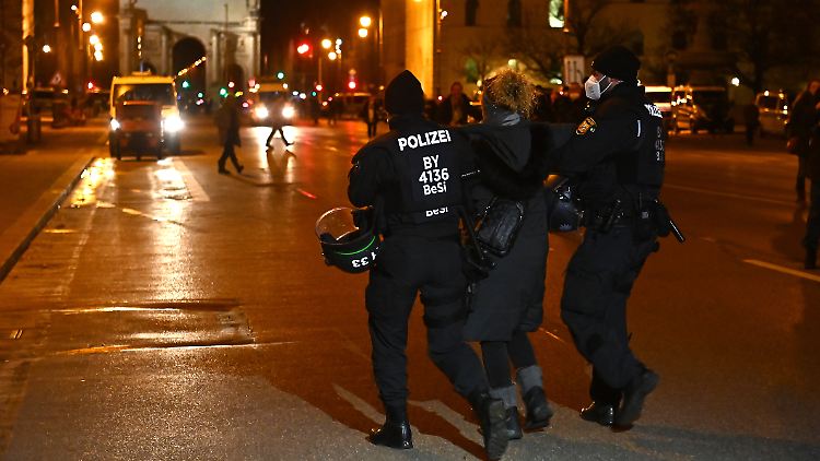 Etwa 20 Personen erhielten während einer Corona-Demo in München eine Strafanzeige, unter anderem wegen Widerstands gegen die Polizei.