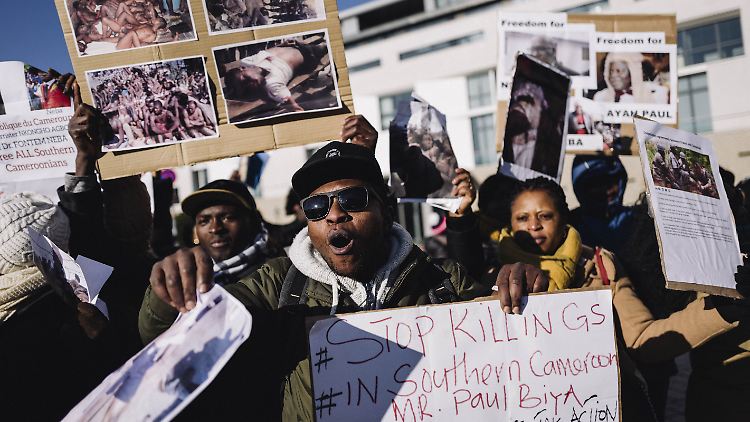 Demonstranten protestierten 2017 in Berlin gegen die Unterdrückung der anglofonen Minderheit in Kamerun.