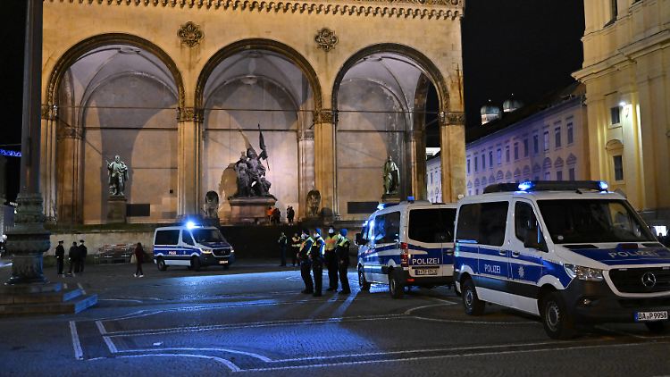 Die Polizei ist mit großem Aufgebot auf dem Münchner Odeonsplatz. 