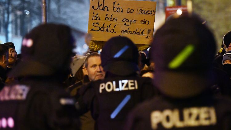 Der verbale Protest gegen die Corona-Politik ist schon häufig in Gewalt umgeschlagen.