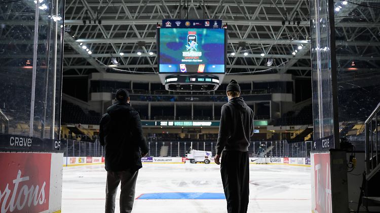 Die Schweden Olausson und Edvinsson schauen ein letztes Mal auf das Eis, dann endet auch für sie die Eishockey-WM.