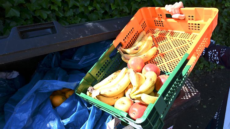 Dass das "Retten" genießbarer Lebensmittel aus Müllcontainern strafbar ist, findet Özdemir "absurd". 