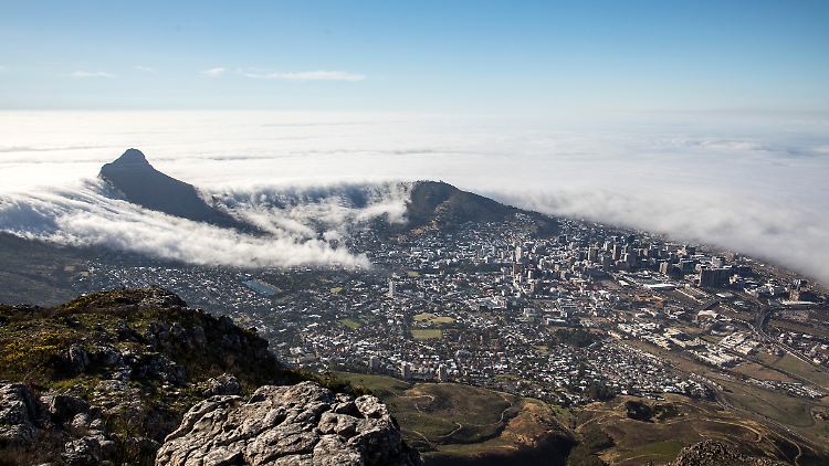 Südafrika bleibt vorsichtig - hält das Schlimmste der Omikron-Welle aber für überwunden.