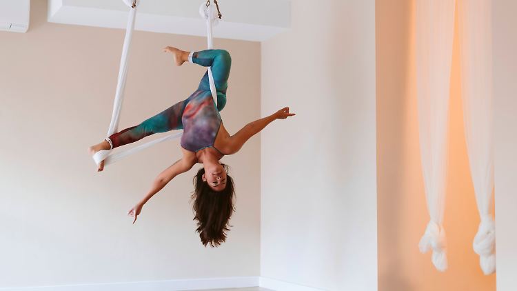 Spektakuläre Bilder gibt's beim Aerial Yoga inklusive.