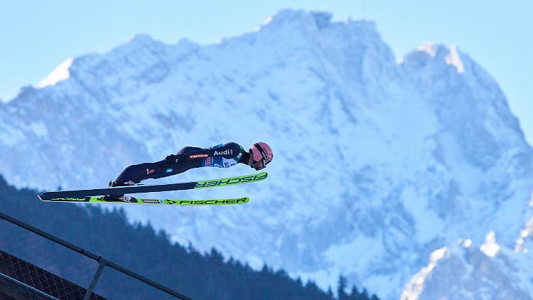 Vorne Eisenbichler, hinten die Zugspitze.