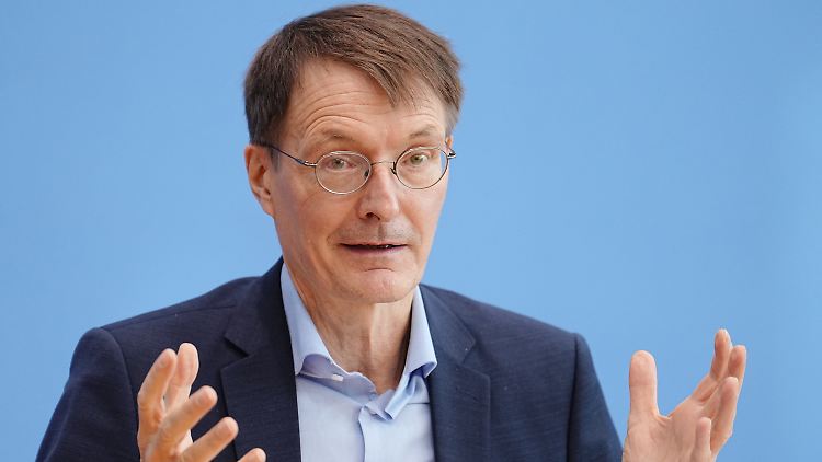 Bittet seine Follower in den sozialen Medien, ein "letztes Mal vorsichtig zu sein": Gesundheitsminister Lauterbach.