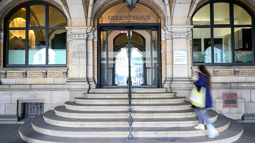 Mit-einem-Sprung-auf-den-Kopf-hat-der-junge-Mann-nach-Ueberzeugung-des-Gerichts-einem-46-Jaehrigen-toedliche-Verletzungen-hinzugefuegt-Nun-wird-das-Urteil-ueberprueft