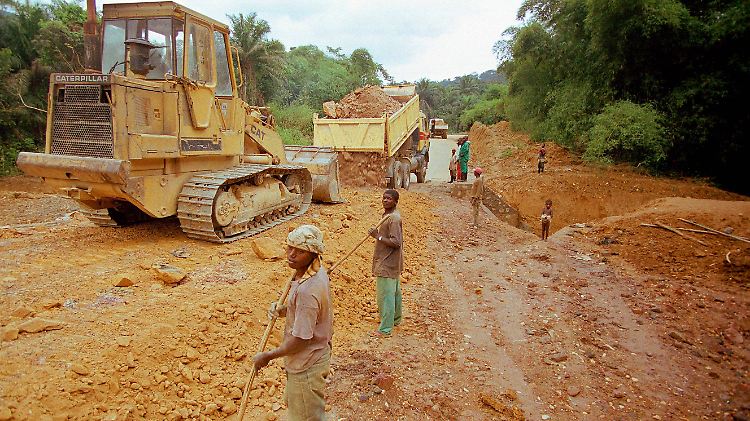 Straßenbau in der Republik Kongo - für lokale Sprachen kann dies das Ende bedeuten.