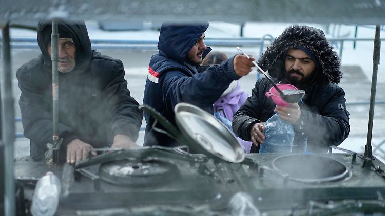 Migranten an der Suppenküche - noch immer hoffen Hunderte auf die Weiterreise nach Polen und Deutschland.