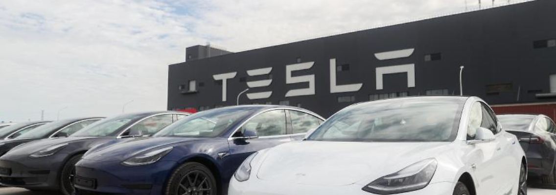 Fahrzeuge des Models 3 stehen vor der Tesla Fabrik. Foto: Ding Ting/XinHua/dpa/Archivbild