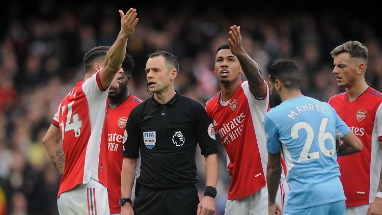 Die Arsenal-Spieler waren mit Referee Attwell überhaupt nicht einverstanden. 