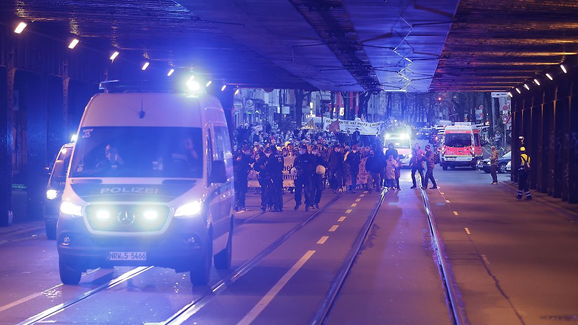 Die Polizei schätzte die Teilnehmerzahl gegen Ende der Veranstaltung auf etwa 6500.