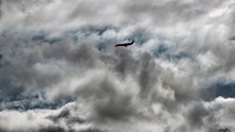Ein Flugzeug setzt inmitten eines Gewitters zur Landung in Kalifornien an. Könnte 5G-Technik dies verhindern?