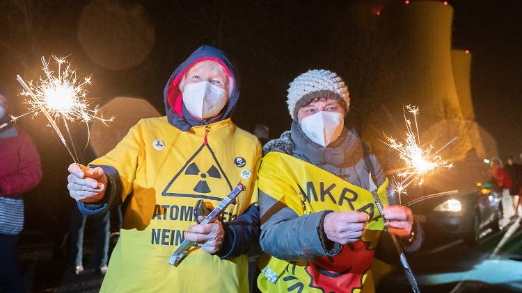 In der Silvesternacht feierten Atomkraftgegner das Abschalten des deutschen Atomkraftwerks Grohnde.
