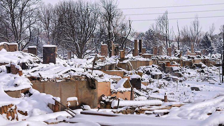 Wetterchaos nahe der Großstadt Denver: Auf die Waldbrände folgte Neuschnee, der die verbliebenen Glutherde bedeckte.
