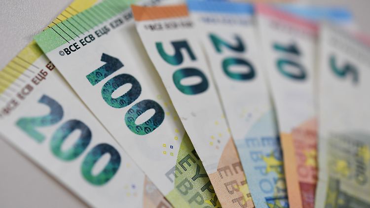 Das Privatvermögen errechnet sich aus Bargeld und Bankeinlagen, Wertpapieren sowie Ansprüchen gegenüber Versicherungen.