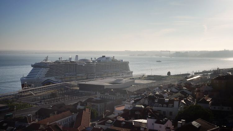 Das Kreuzfahrtschiff der Aida liegt seit Tagen in Lissabon vor Anker.