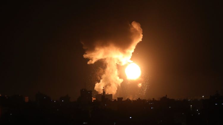Nach dem Luftschlag der israelischen Armee steigen Feuer und Rauch über Gaza City auf.