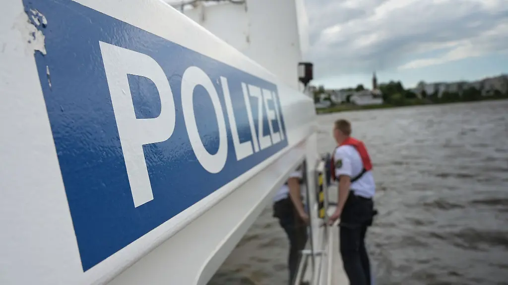 Ein-Schiff-bleibt-auf-dem-Schweriner-See-auf-einer-Sandbank-stecken-Ein-anderes-Boot-muss-dieses-abschleppen