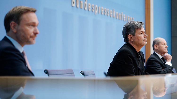 Vor allem FDP-Chef Lindner und Grünen-Chef Habeck sollen überflüssige Posten verteilt haben.