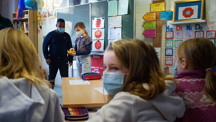 Mit der Hybrid-Methode sollen Schüler in der Schule und von zu Hause aus dem Unterricht folgen können.