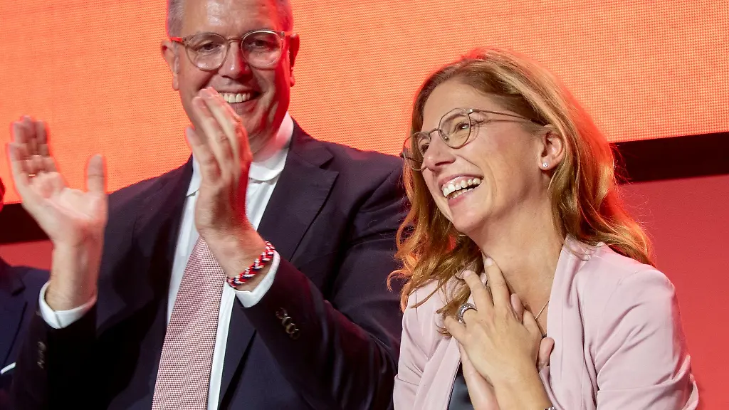 Ministerpraesident-Alexander-Schweitzer-und-die-neue-Partechefin-Sabine-Baetzing-Lichtenthaeler-stehen-fuer-den-Generationswechsel-in-der-rheinland-pfaelzischen-SPD