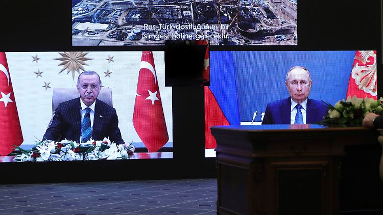 Im vergangenen März waren die Präsidenten Erdogan (l.) und Putin einander per Video zugeschaltet.