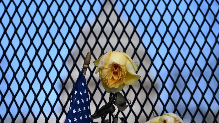 Die Erstürmung des US-Kapitols (im Hintergrund) hat viele US-Bürger aufgeschreckt.