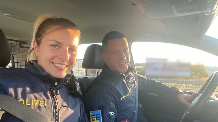 Ein Foto der beiden Polizeibediensteten bei der Arbeit auf dem Boden.