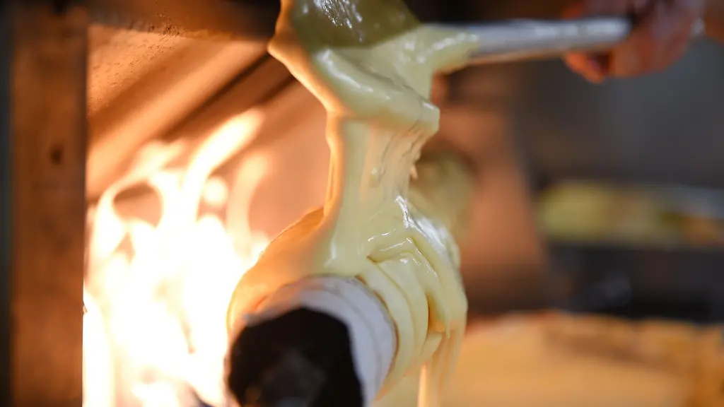 Der-traditionelle-Salzwedeler-Baumkuchen-wird-am-offenen-Feuer-per-Hand-ueber-eine-Holzrolle-gegossen