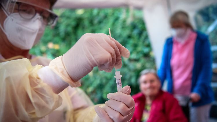 Das Institut wies darauf hin, dass sich wegen der Feiertage weniger Menschen testen ließen.