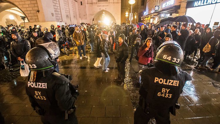 Kurz vor dem Jahresende protestieren wieder Tausende Menschen in München gegen die staatlichen Anti-Corona-Maßnahmen. Die Proteste hatte die Stadt zuvor verboten.