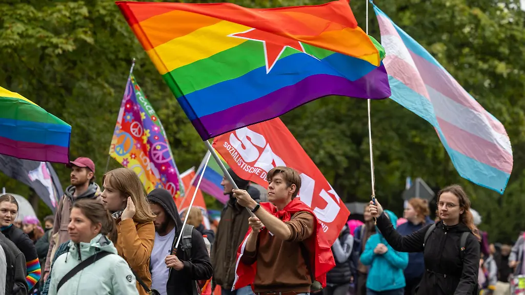 Hunderte-Menschen-feierten-den-CSD-in-Goerlitz-Zgorzelec-trotz-rechter-Gegenproteste
