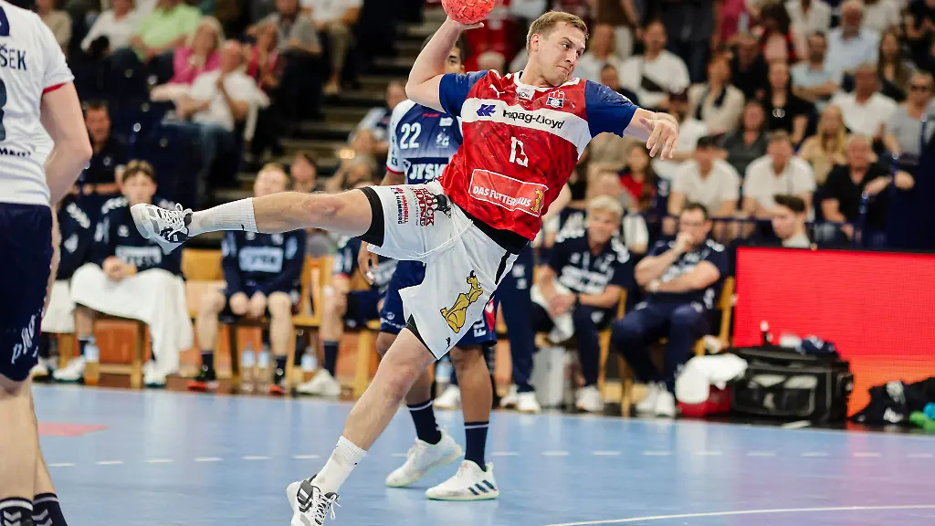 Niklas-Weller-und-Hamburgs-Bundesliga-Handballer-hatten-die-TBV-Lemgo-Lippe-zu-Gast