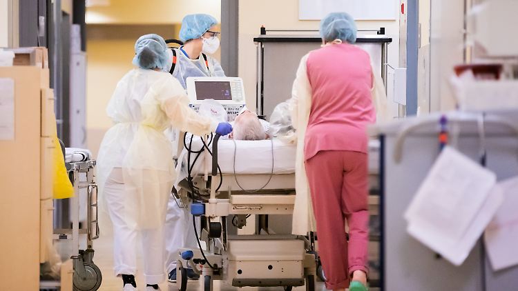 Vor allem in Krankenhäusern wäre die zeitgleiche Quarantäne vieler Tausend Mitarbeiter dramatisch. 