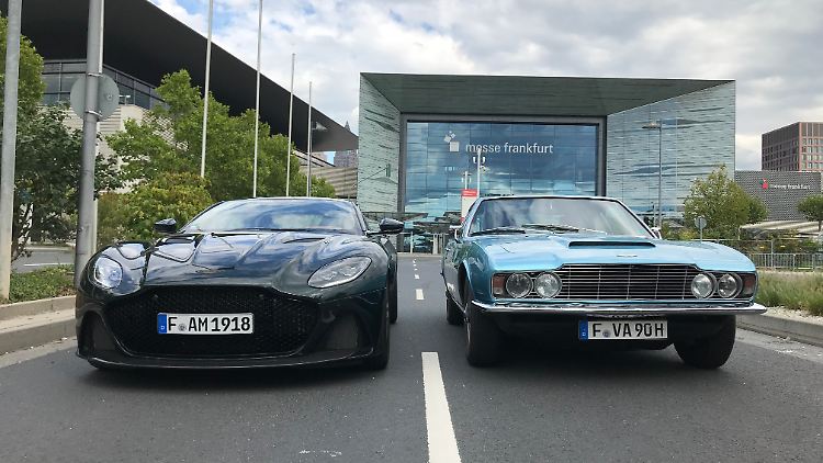Innerhalb von 55 Jahren hat sich die Optik der beiden Aston Martin doch schon deutlich verändert.