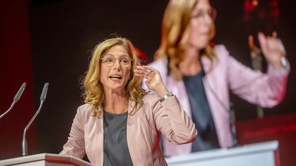 Sabine-Baetzing-Lichtenthaeler-ist-mit-grosser-Mehrheit-zur-ersten-SPD-Chefin-in-Rheinland-Pfalz-gewaehlt-worden