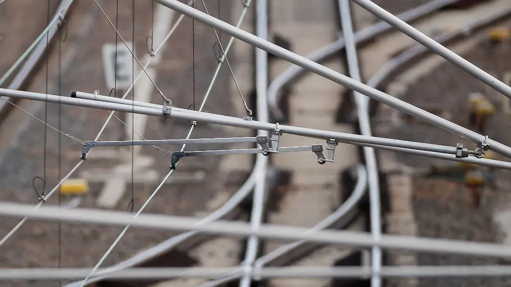 Die-Gaeste-eines-ICE-mussten-nach-einer-Oberleitungsstoerung-bei-Limburg-aus-dem-Zug-gebracht-werden