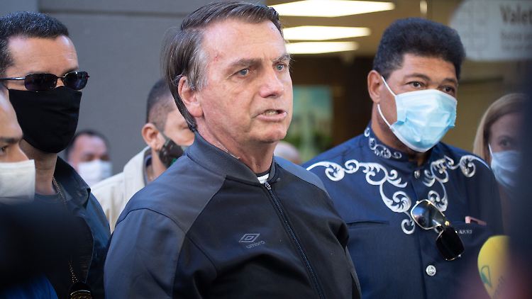 Jair Bolsonaro am 18. Juli 2021 vor dem Hospital Nova Star - dort musste er sich zuvor wegen eines Darmverschlusses behandeln lassen, nun könnte ihn dasselbe Leiden noch einmal treffen.
