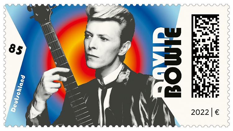 Sonderbriefmarke der Deutschen Post zum 75. Geburtstag von David Bowie. Die 85-Cent-Briefmarke erscheint am 3. Januar 2022 und zeigt ein Bild von Bowie mit Gitarre aus dem Jahr 1984.
