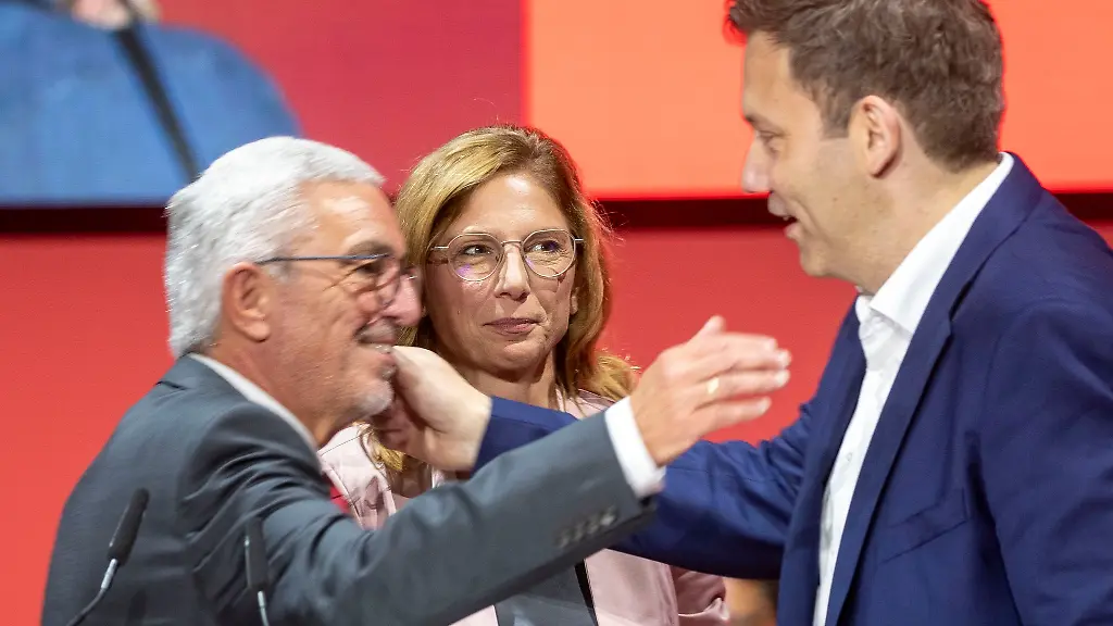 SPD-Chef-Lars-Klingbeil-r-mit-dem-scheidenden-rheinland-pfaelzischen-Parteichef-Roger-Lewentz-l-und-seiner-designierten-Nachfolgerin-Sabine-Baetzing-Lichtenthaeler-beim-Parteitag