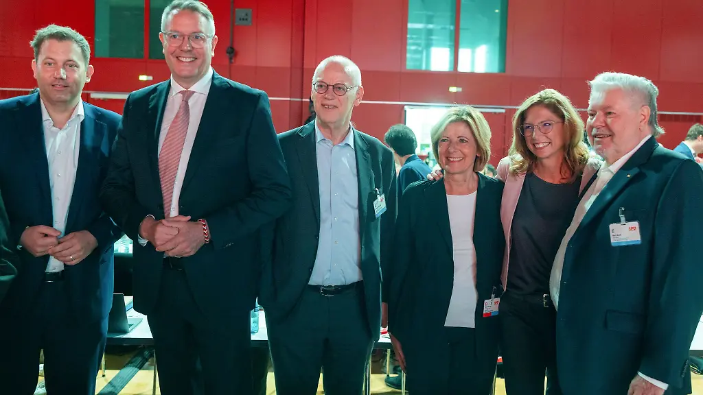 Die-rheinland-pfaelzische-SPD-waehlt-bei-ihrem-ausserordentlichen-Landesparteitag-eine-neue-Parteispitze-Alexander-Schweitzer-2-v-l-Ministerpraesident-von-Rheinland-Pfalz-Lars-Klingbeil-l-Parteivorsitzender-der-SPD-die-ehemaligen-rheinland-pfaelzischen-Ministerpraesidenten-Malu-Dreyer-3-v-r-Rudolf-Scharping-3-v-l-und-Kurt-Beck-sowie-Sabine-Baetzing-Lichtenthaeler-SPD-Landtagsfraktionschefin-stehen-fuer-ein-gemeinsames-Foto-zusammen