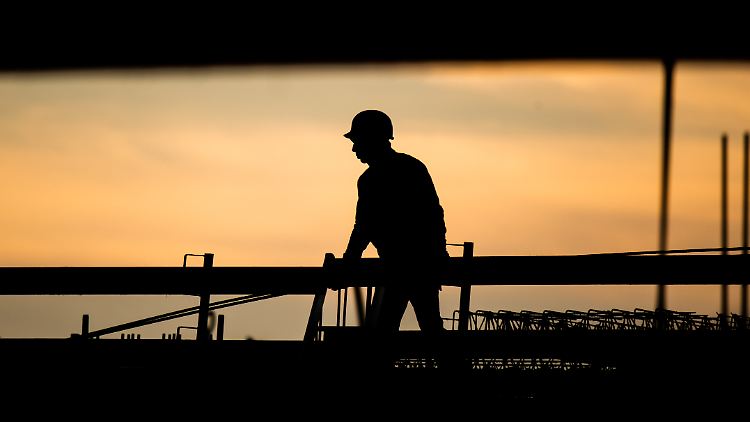 Im Handwerk seien schon jetzt fast 2,5 Millionen Mitarbeiter in den Bereichen Klima- und Umweltschutz, Energieeffizienz und Energieversorgung, energetische Gebäudesanierung, dem Ausbau Erneuerbarer Energien und E-Mobilität tätig, berichtet Handwerkspräsident Wollseifer.