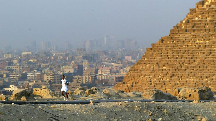 Bisher war Ägypten lediglich Durchlaufstation für das Olympische Feuer auf seiner Weltreise, wie auf diesem Archivbild im Vorfeld der Olympischen Spiele 2004 in Athen zu sehen ist.