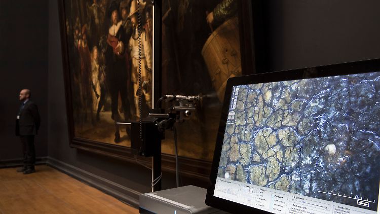 Bis in die letzte Maserung zerfällt Rembrandts Bild bei der Darstellung eines 4 mal 6 Millimeter großen Ausschnitts auf dem Computer.