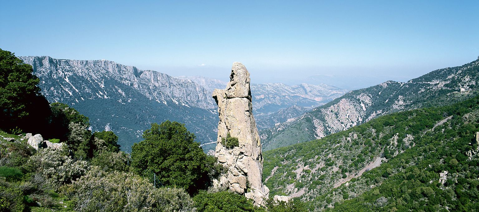 Sardinien ist ein Urlaubsziel, wie man es sich nur in seinen kühnsten Träumen vorstellen kann. Zig Millionen Jahre alt ist die zweitgrößte Insel des Mittelmeers. Ihr Alter sieht man der "Insel der Hirten“ vor allem an den Gebirgsketten an, wie dem Sopramonte, dem zweithöchsten Gebirge der Insel. Dort befindet sich etwa die Schlucht Gola Su Gorropu mit bis zu 500 Meter hohen Felswänden.