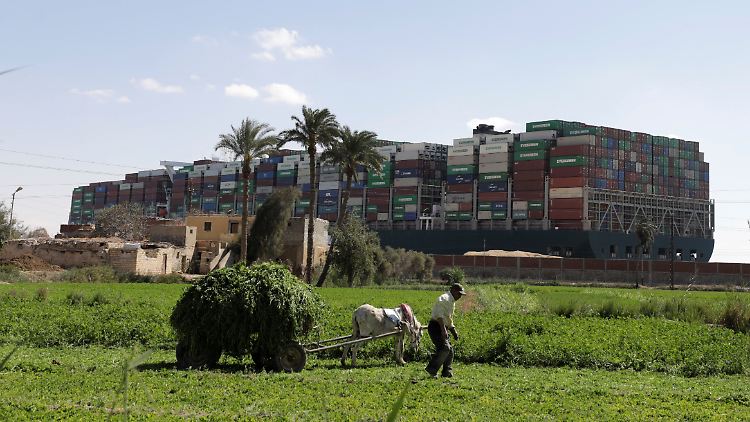 Die "Ever Given" ist nach ihrem unfreiwilligen Ägyptenaufenthalt längst wieder auf den Weltmeeren unterwegs. Andere Schiffe stehen dagegen im Stau. 