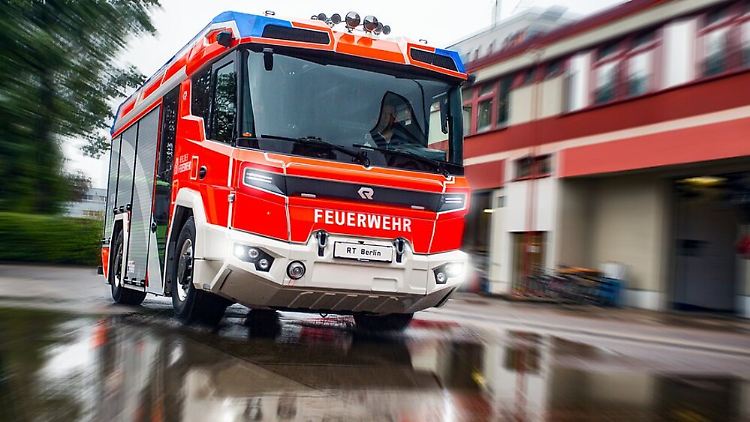 Das erste Lösch- und Hilfeleistungsfahrzeug, das auch rein elektrisch betrieben werden kann, fährt in Berlin.